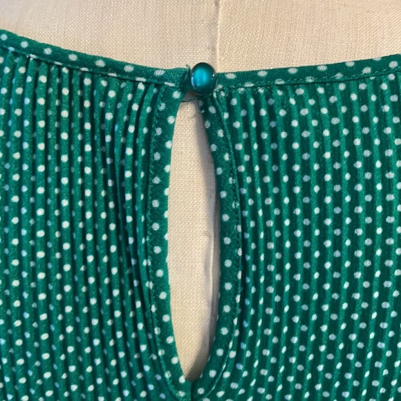 ADRIENNA PAPELL EMERALD GREEN WITH WHITE DOTS GENTLE PLEATED BLOUSE Size L - Picture 9 of 15